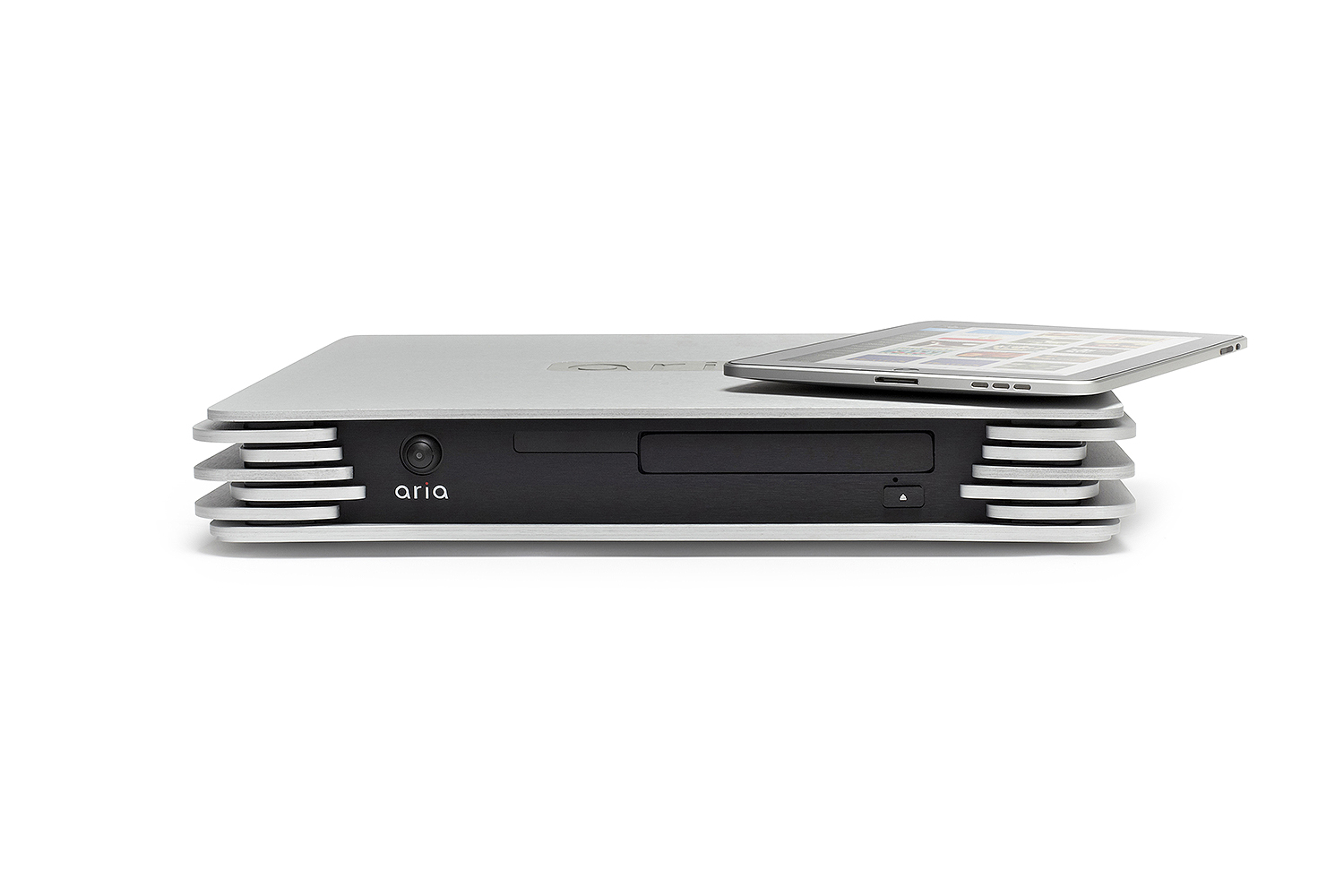 aria fotografia producto tecnologia reproducto + ipad fondo blanco