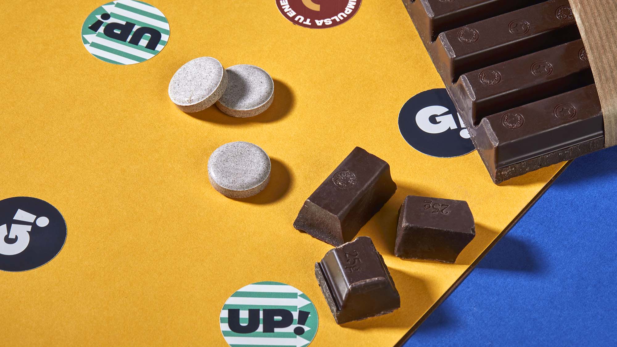 gluco up bodegon pastillas chocolate fondo amarillo azul