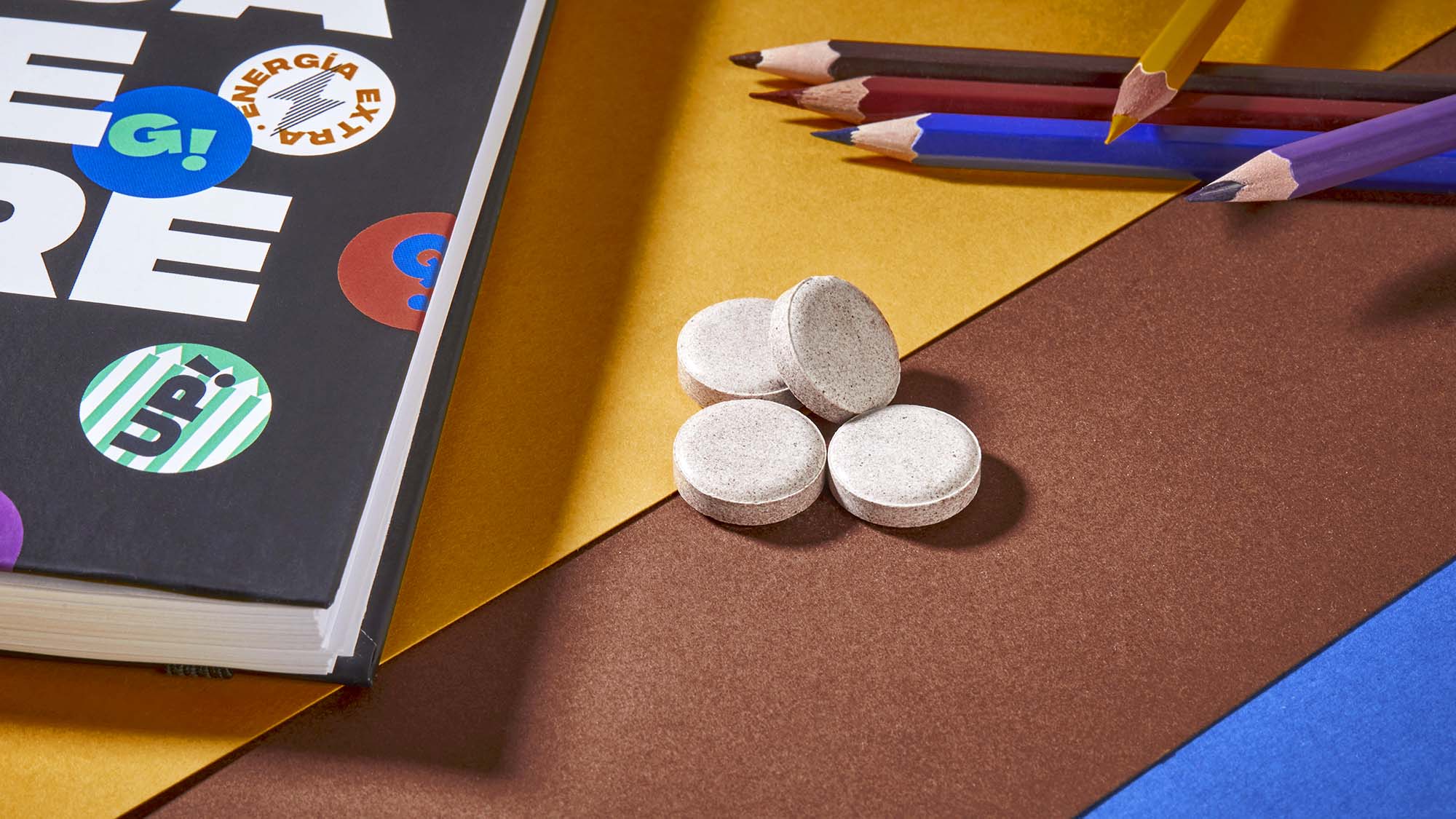 gluco up bodegon pastillas lapices cuaderno fondo color