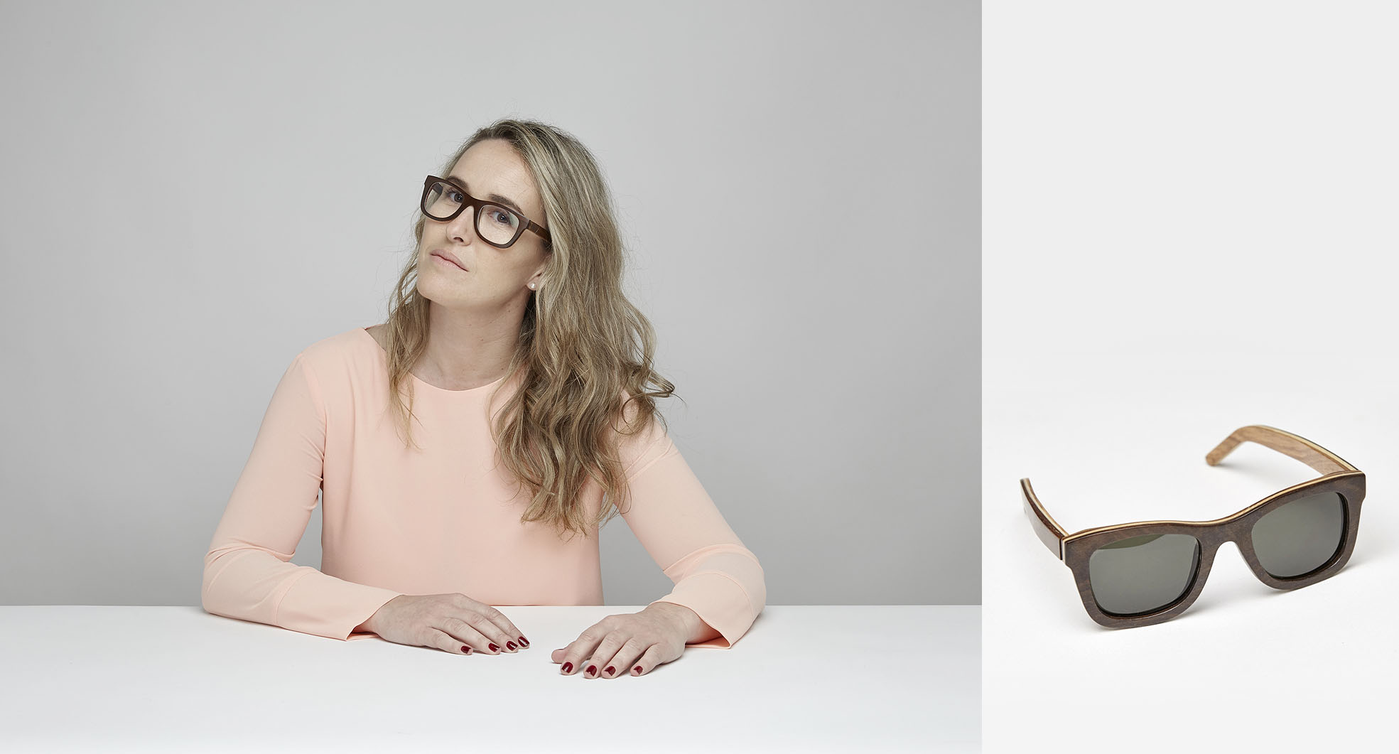 modelo camisa con gafas madera