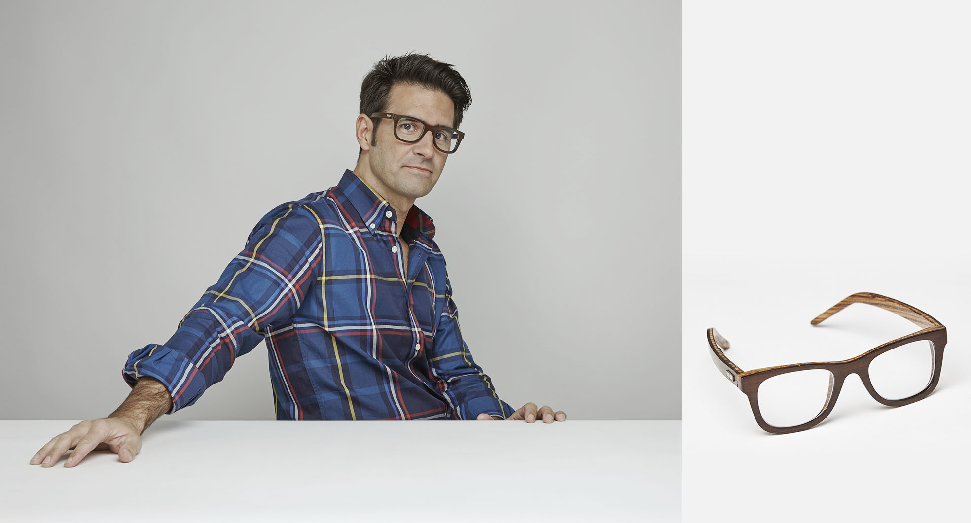 modelo camisa cuadros gafas de madera