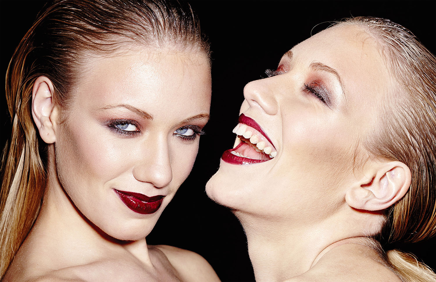 modelo rubia pelo mojado maquillaje