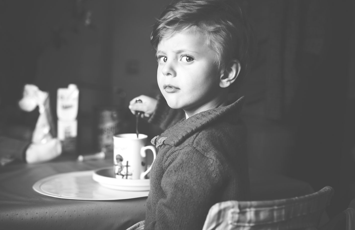 niño pequeño desayuñando