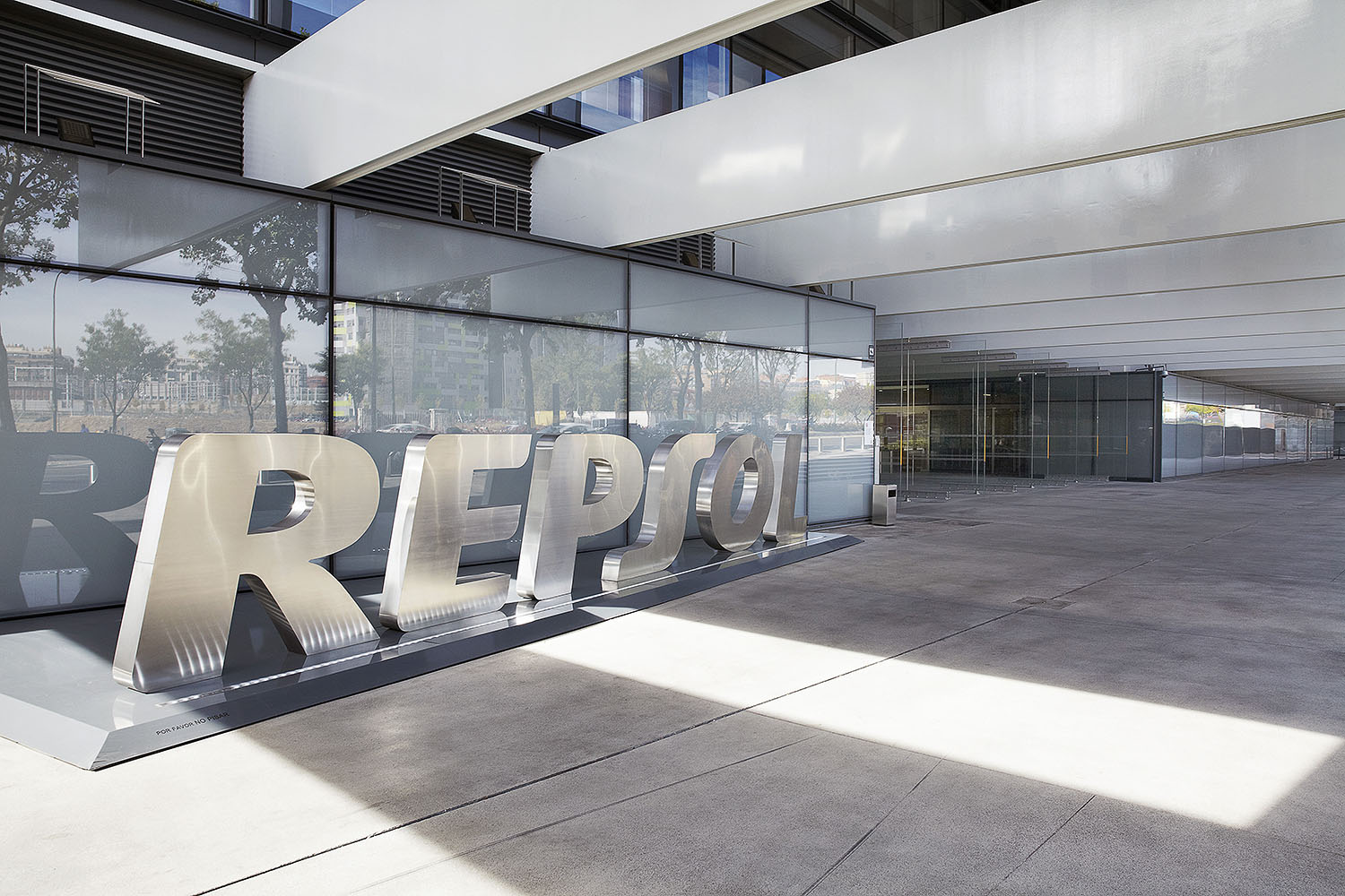 repsol campus entrada campus fachada