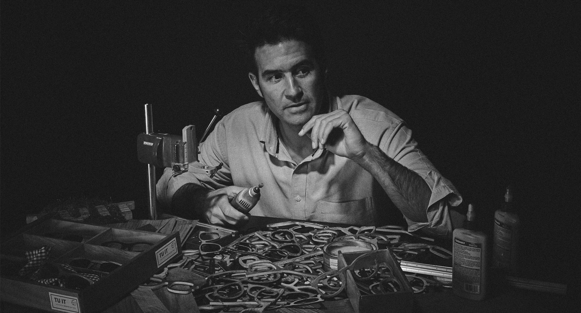 trabajando en el taller de gafas