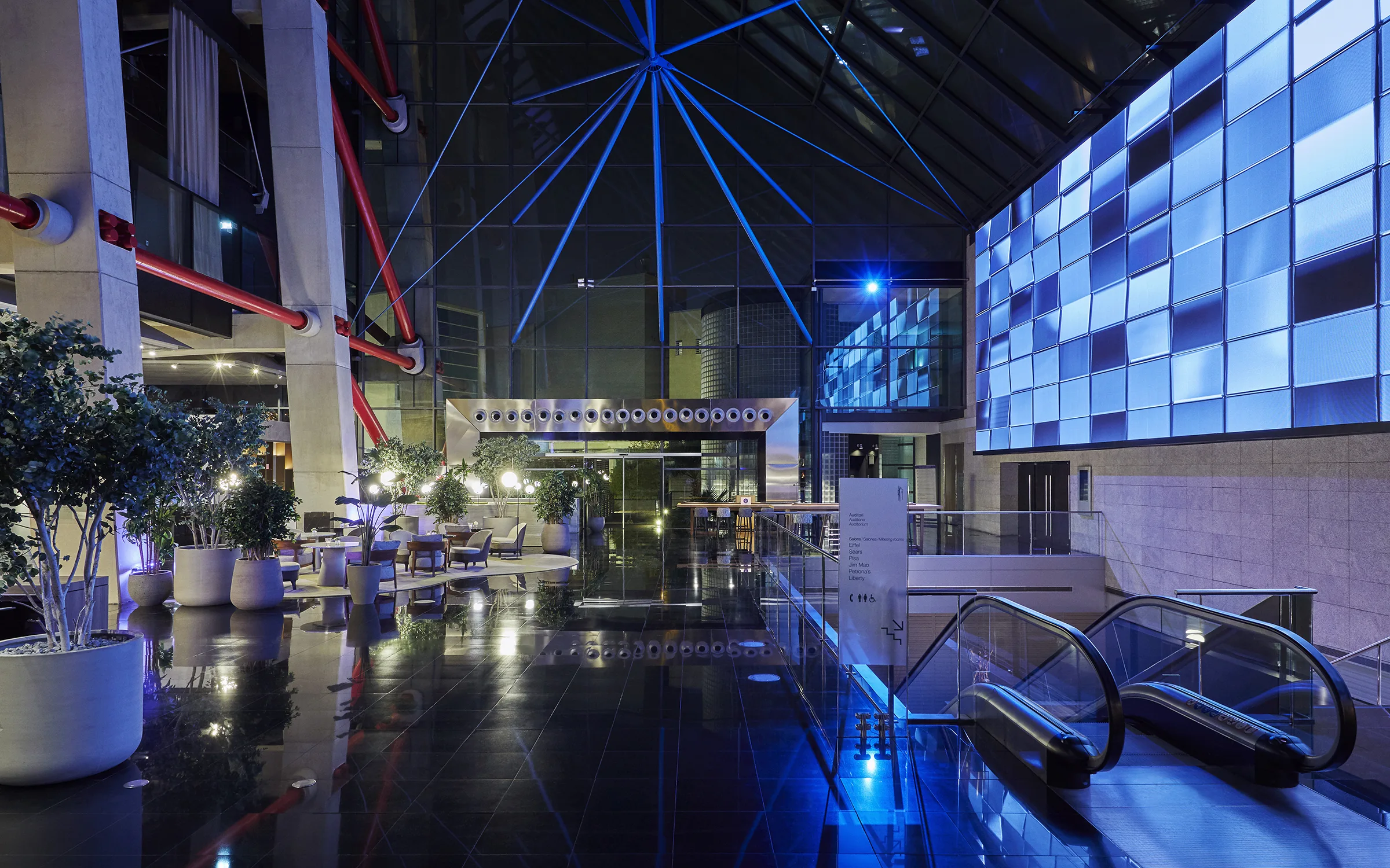 Hyatt Barcelona Tower - Fotografía nocturna lobby de hotel